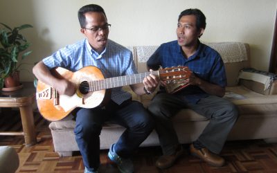 Gabriel introduce a Servinus (Serafín) en ESP SVD, lo hacen cantando · Bienvenido, compañero