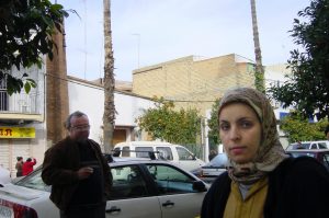 Fach iglesia y mujer marroquí