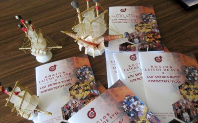 Socios Laicos de SVD con las Dimensiones Características en sus manos