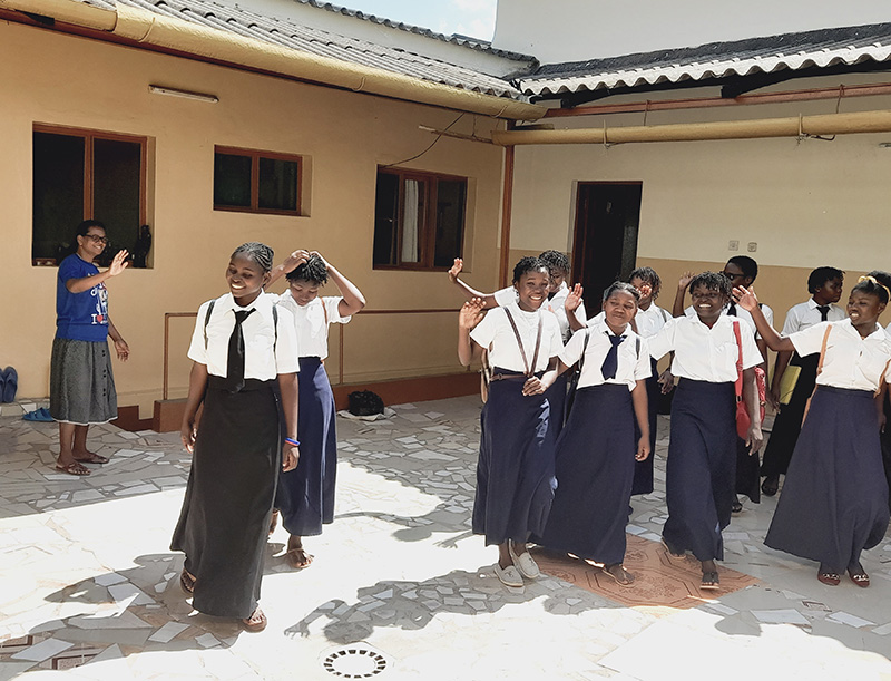 Educación digna para chicas de Mozambique